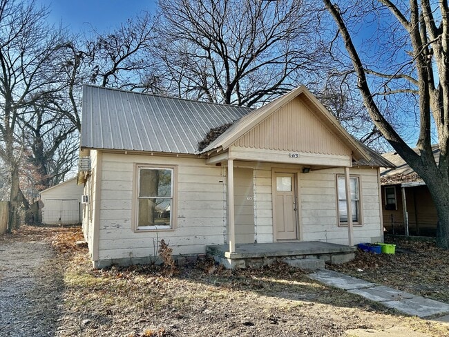 Building Photo - 413 W 15th St