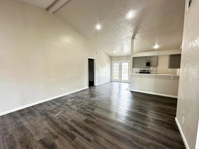 Photo - 714 Woodcrest Way