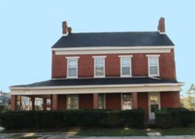 Building Photo - 2nd floor Apartment