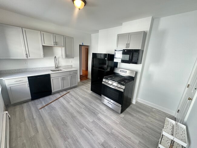 Building Photo - 61 Webster Ave Unit 3R