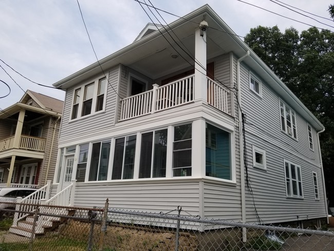 Revestimiento exterior nuevo, techo nuevo y porche delantero nuevo. - 61 Hooker St Unidad #61