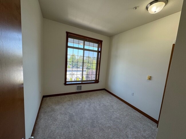 Building Photo - 910 Gladstone St Unit 1 Rental