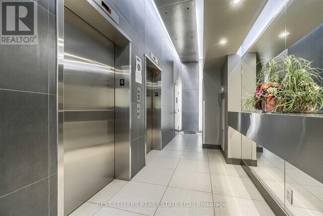 Photo - 1040 The Queensway Unité 715