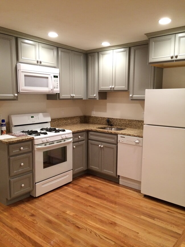 Building Photo - 360 Market St Unit 8