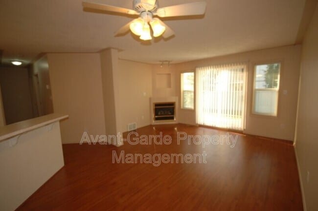 Building Photo - 4405-4437 37 St Unit #4