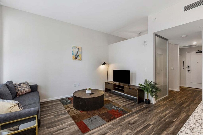 Photo - 9-JAN-JAN E 4th St Unidad ID1094344P