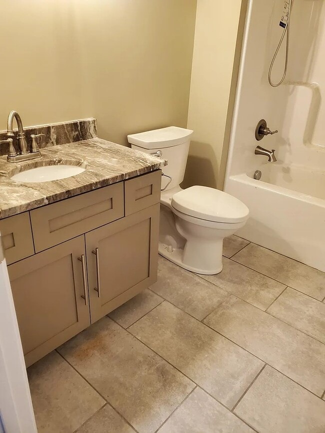 Accommodating bathroom - 256 E Broadway Unit A