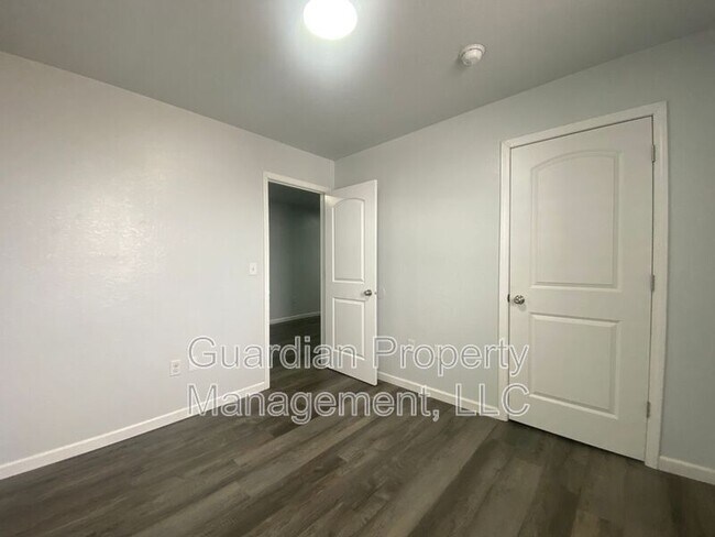 Photo - 123.5 N Main St