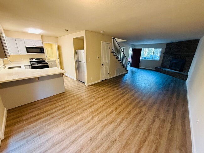 Photo - 3 bed 2 bath unit with 1 car garage - Pet Friendly Unit B