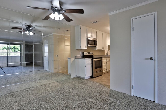 Photo - 2820 N Arcadia Ct Unidad B208
