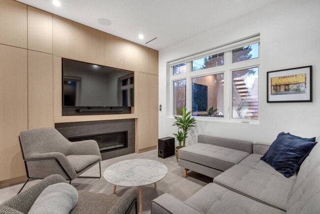 Building Photo - 74 W 14th Ave