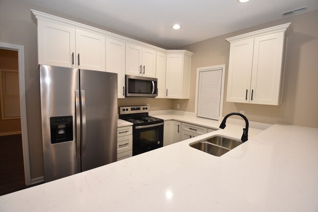 Photo - 821-833 W 7th St