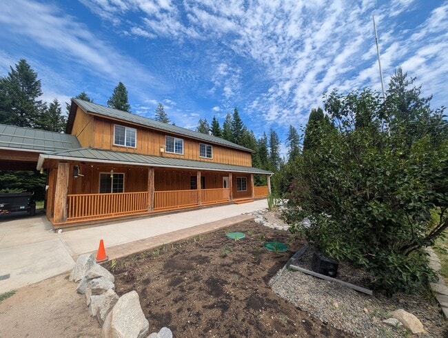 Building Photo - Spacious 4BR Home Near Sacheen & Davis Lake