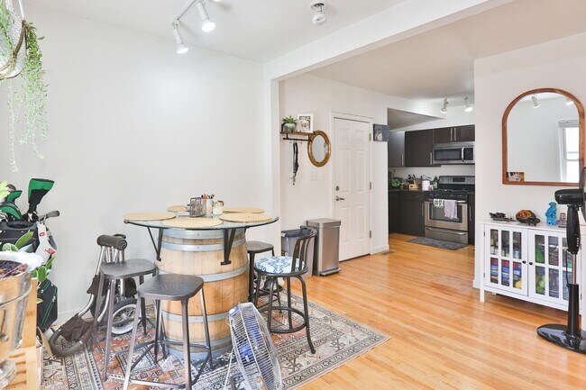 Photo - Wicker Park Big 3 Bedroom 2 Bath Private Coach House. Decks and Outdoor Space. Unit Coach