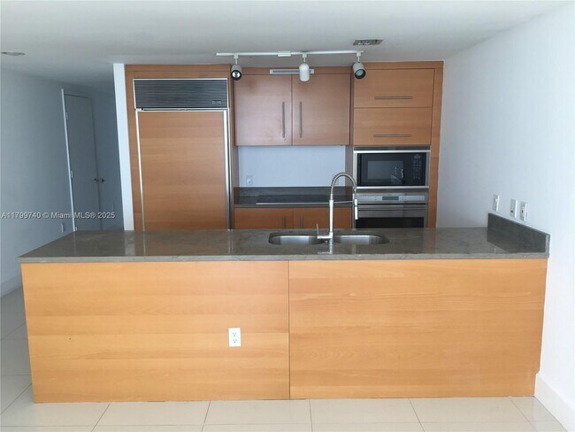 Photo - 475 Brickell Ave