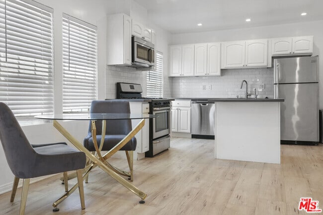Building Photo - 933 N Fairfax Ave Unit 1 Rental