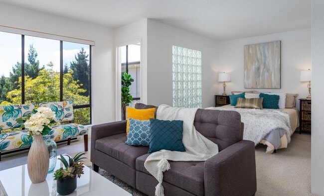 Building Photo - 6 Commodore Dr Unit 4