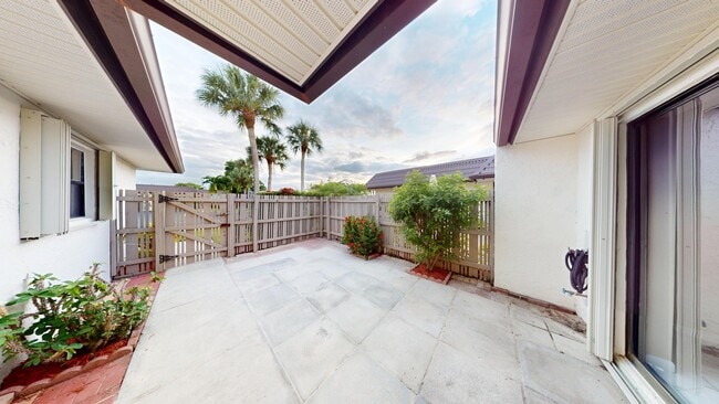 Photo - 121 Lake Paula Dr