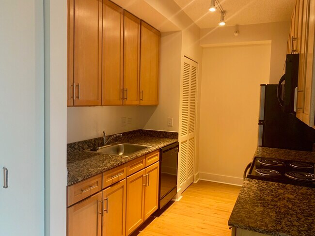 Photo - 739 S Clark St