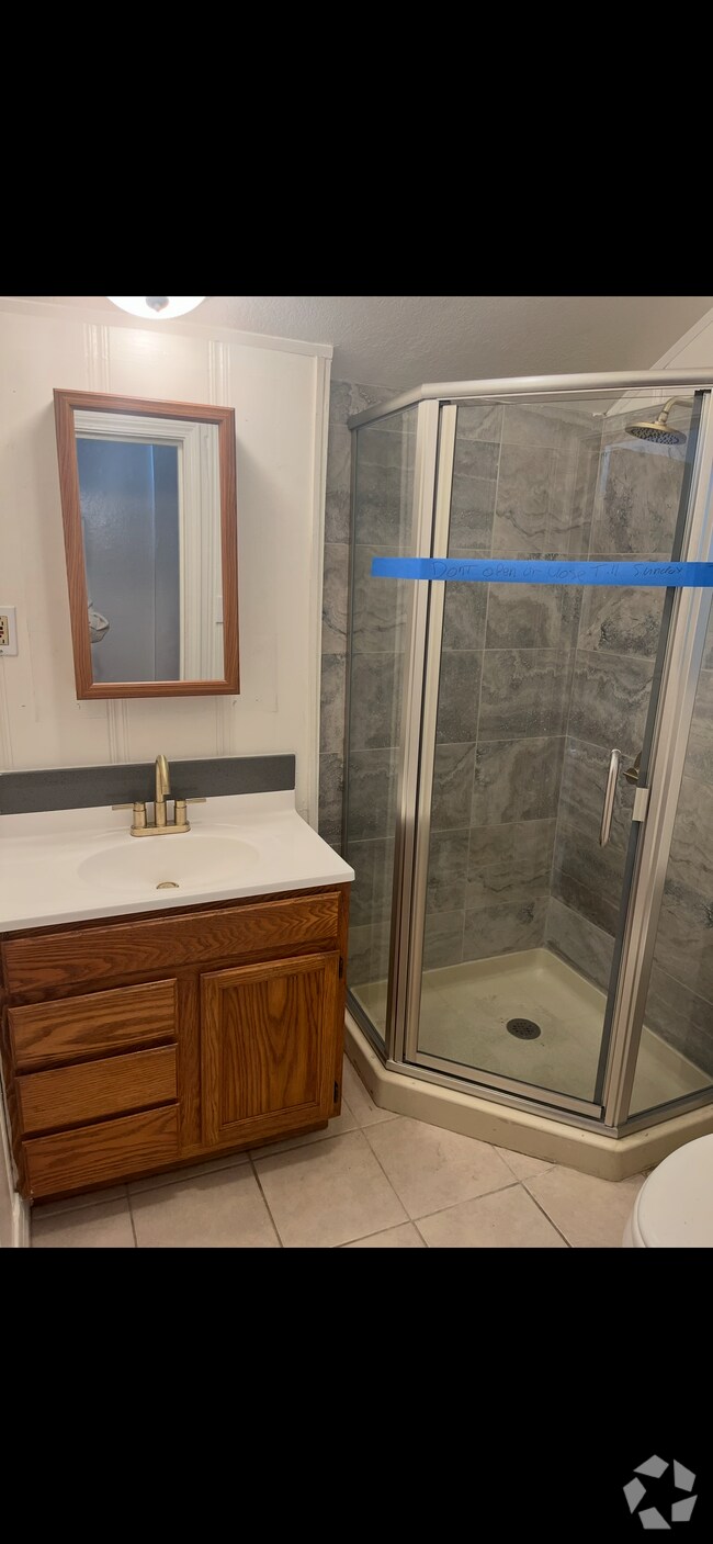 Updated Shower & Bathroom - 731 Lucas Ave Unit Studio Rental