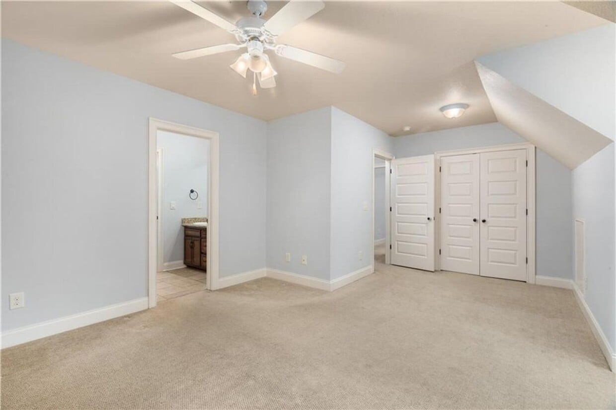 Spacious 5BR/4BA Home Near Downtown Auburn... - Spacious 5BR/4BA Home Near Downtown Auburn...