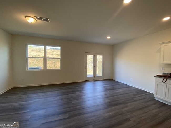 Photo - 173 Swindon Dr