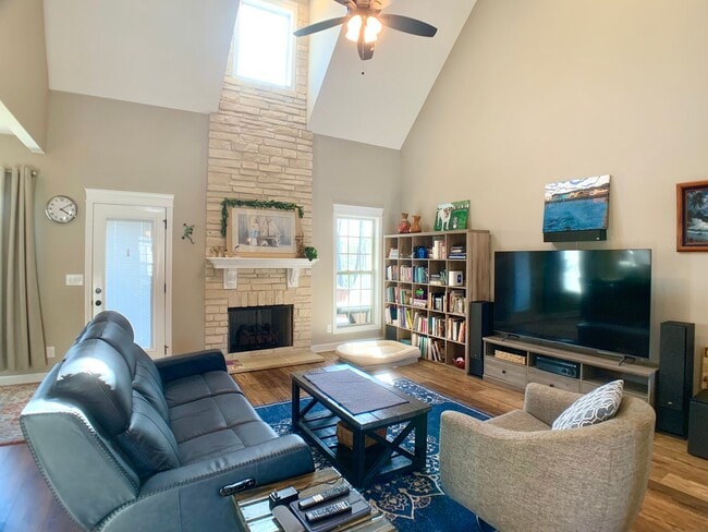 Photo - 214 Penelope Ln
