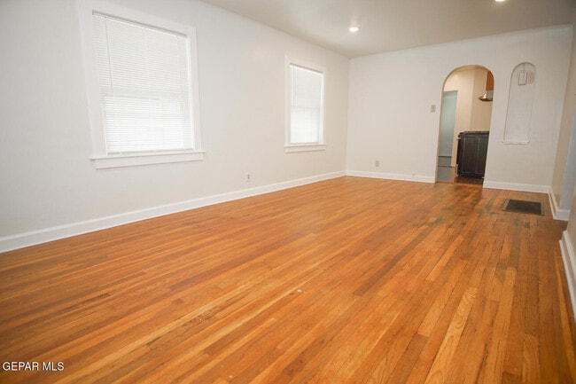 Photo - 4416 La Luz Ave