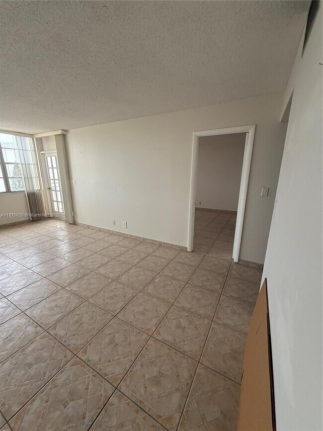 Photo - 2025 NE 164th St Unidad 806