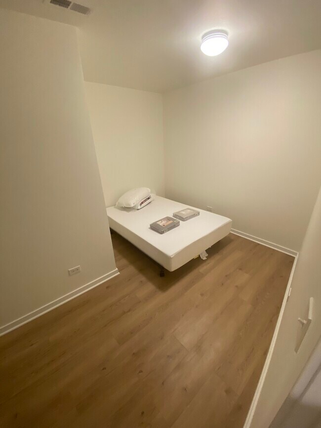 Photo - 2742 W Farragut Ave Unit Garden