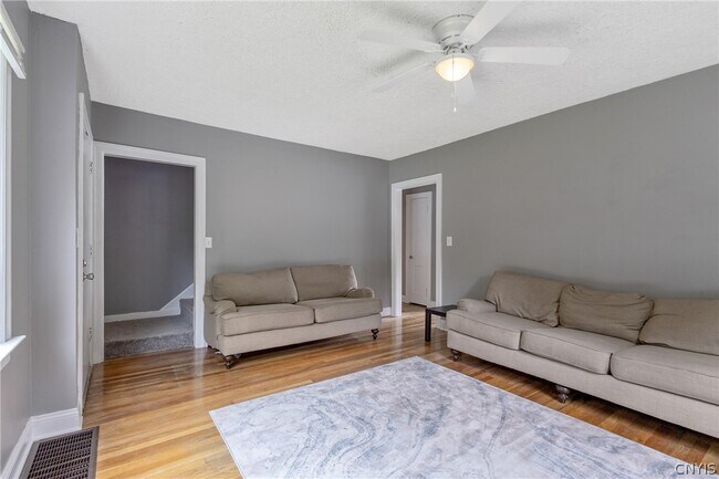 Photo - 116 Richmond Rd E