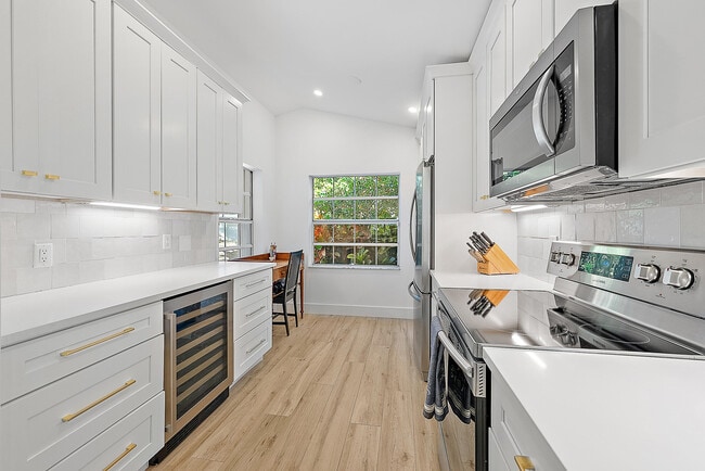 Photo - 15 Commodore Pl