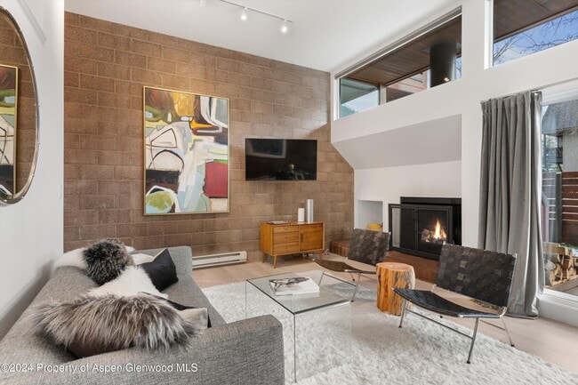 Building Photo - 311 S Aspen St Unit 2 Rental