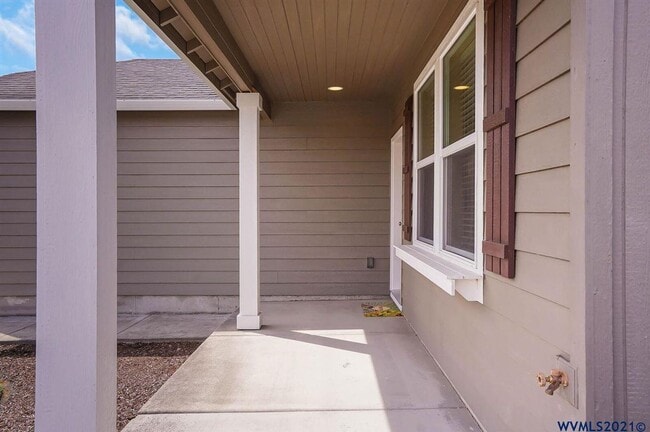 Photo - 848 NE Millstream Pl