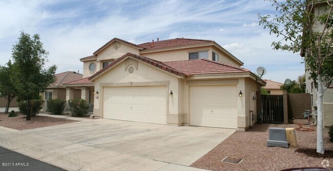 Building Photo - HUGE Home, Backyard Oasis!