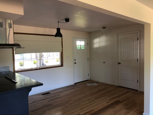 Photo - Live in Comfort and Style in the Heart of Corvallis!