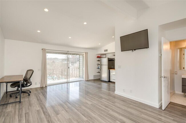Photo - 1304 Mariposa Dr Unit 214