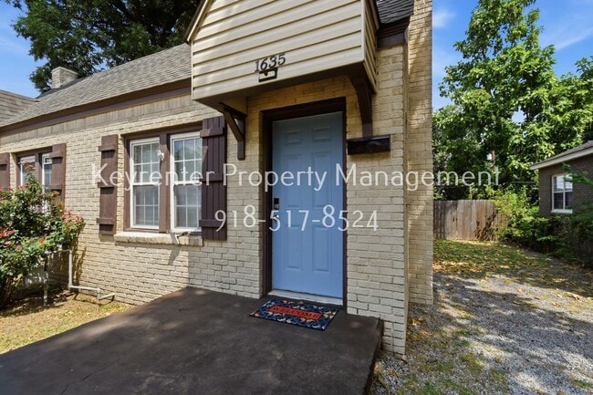 Building Photo - 1633 E 8th St Unit 1635