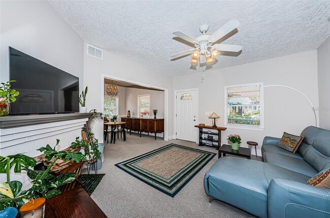 Photo - 833 1st St NE