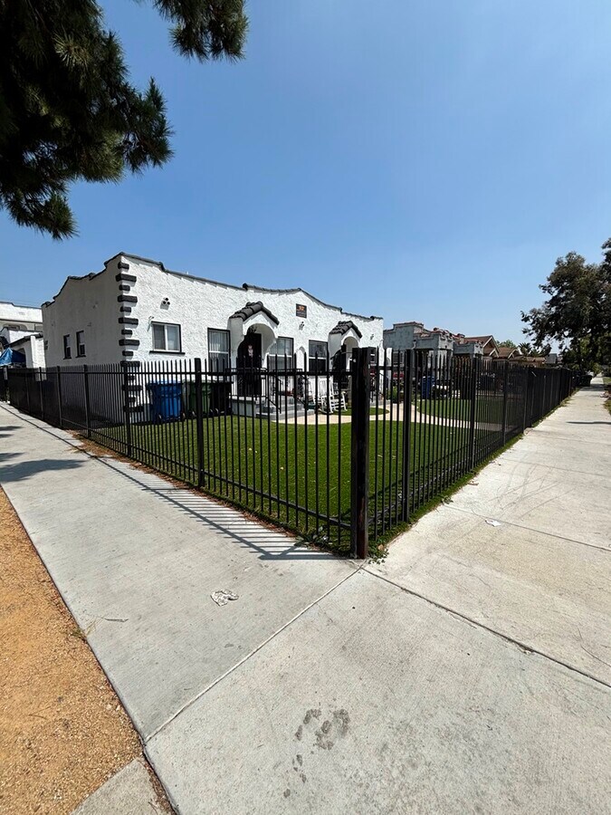 Photo - 5158 Denker Ave
