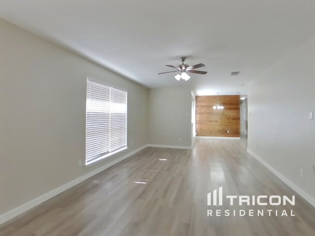 Photo - 1824 Old Creek Dr
