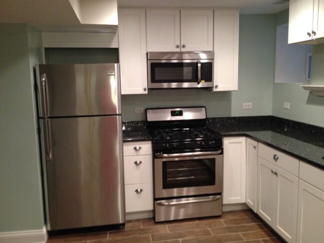 Kitchen - 919 W Newport Ave Unit Garden