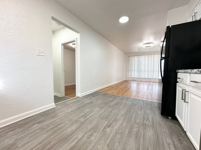 Photo - Bright and Spacious Duplex Style Home with HUGE Fenced in Backyard!!! Unidad 85 Newland Street