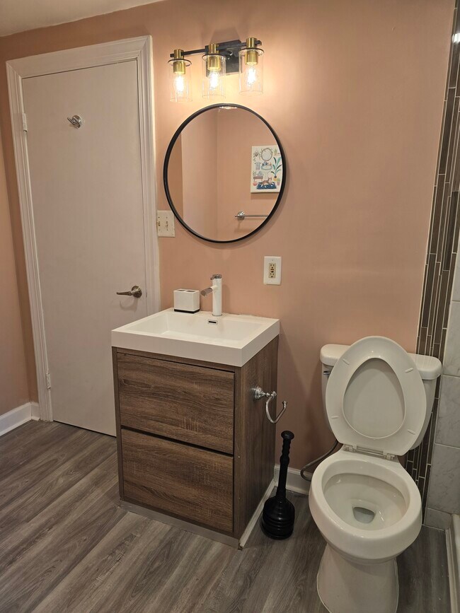 Baño completo - 8604 Briarwood Ct Unidad Basement apartment