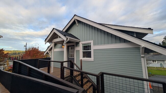 Building Photo - Valley St Duplex