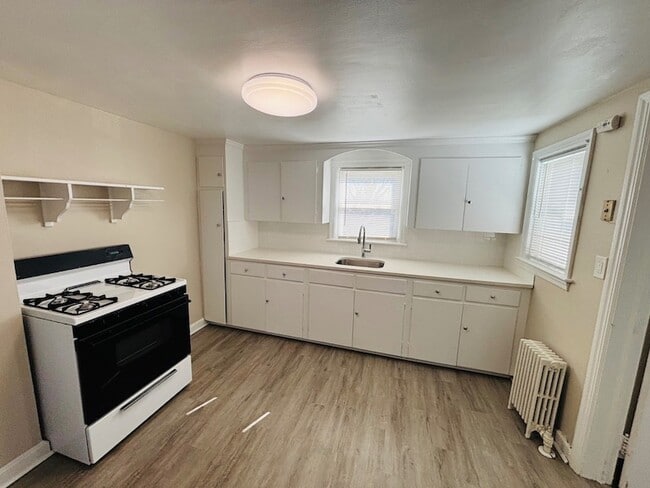 Building Photo - 18 Ellwood St Rental