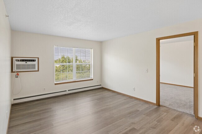 2BR, 2BA - 912SF - Living Room
