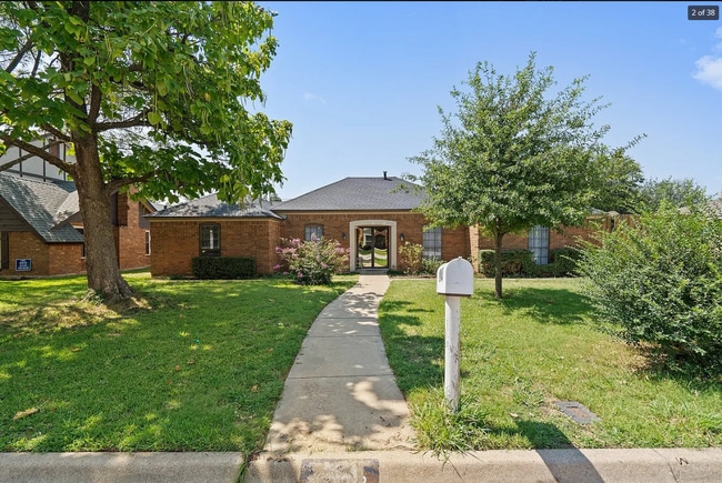 Photo - 213 Circleview Dr S