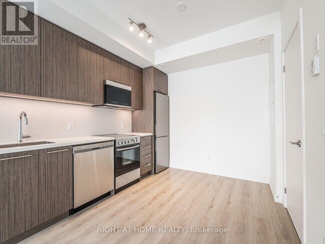 Photo - 260 Finch Ave E