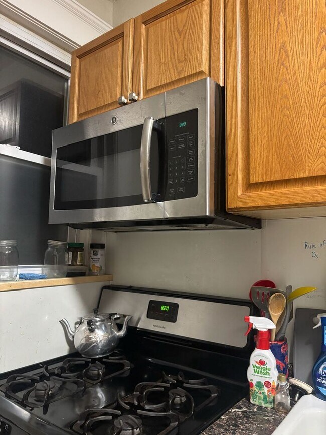 Photo - Charming 2BR in East Rock | Hot Water Included | Walk to Yale & SOM Unidad B8